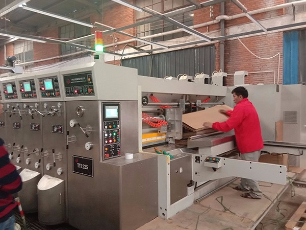 彩箱(xiang)印刷設備(bèi)